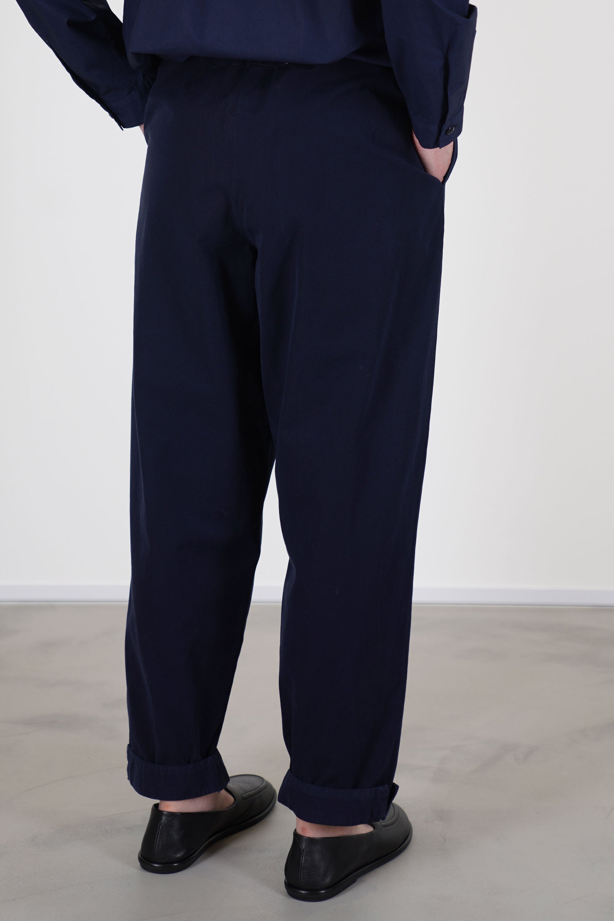back view of toogood gymast trousers ink tapered leg, side pockets and relaxed cut.