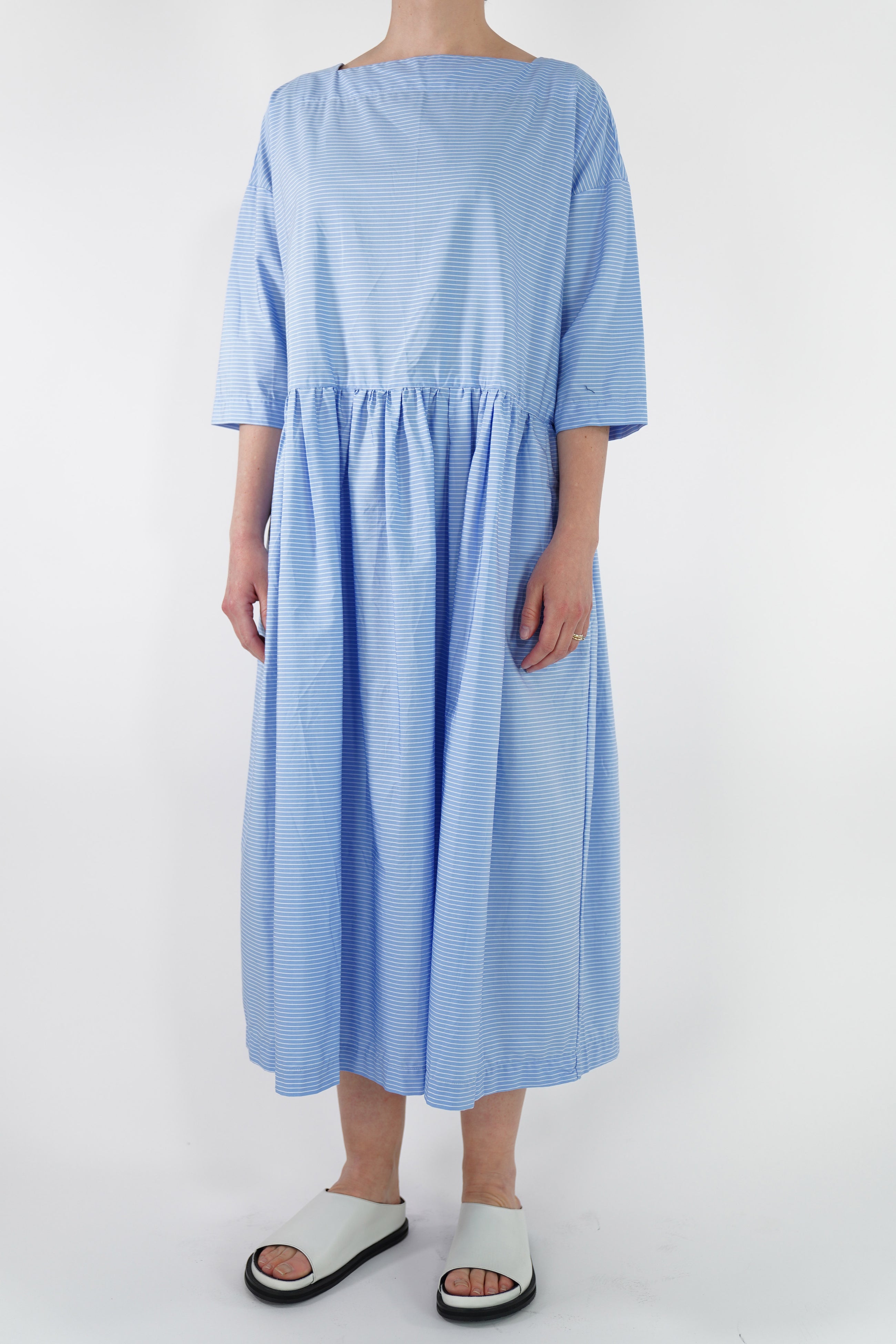 mm38ld03 pleated boat neck dress blue border