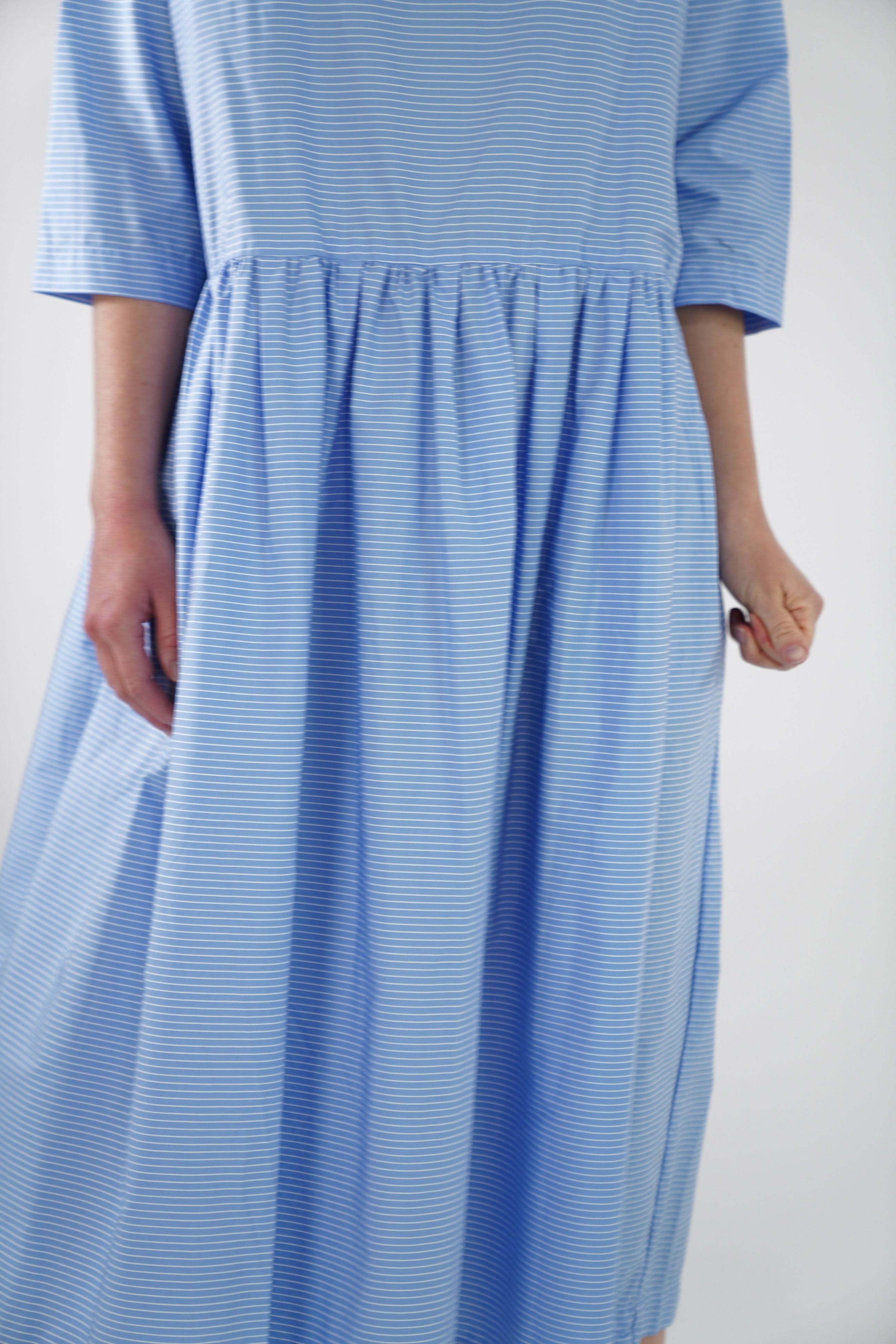 mm38ld03 pleated boat neck dress blue border