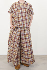 model wearing sofie d'hoore shirt basker check toffee with matching trousers for an effortless and minimalist style