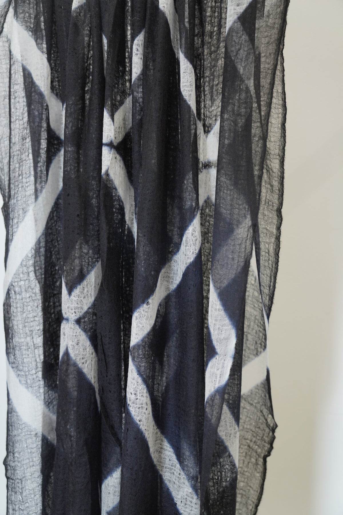feather weight cashmere shawl black light grey