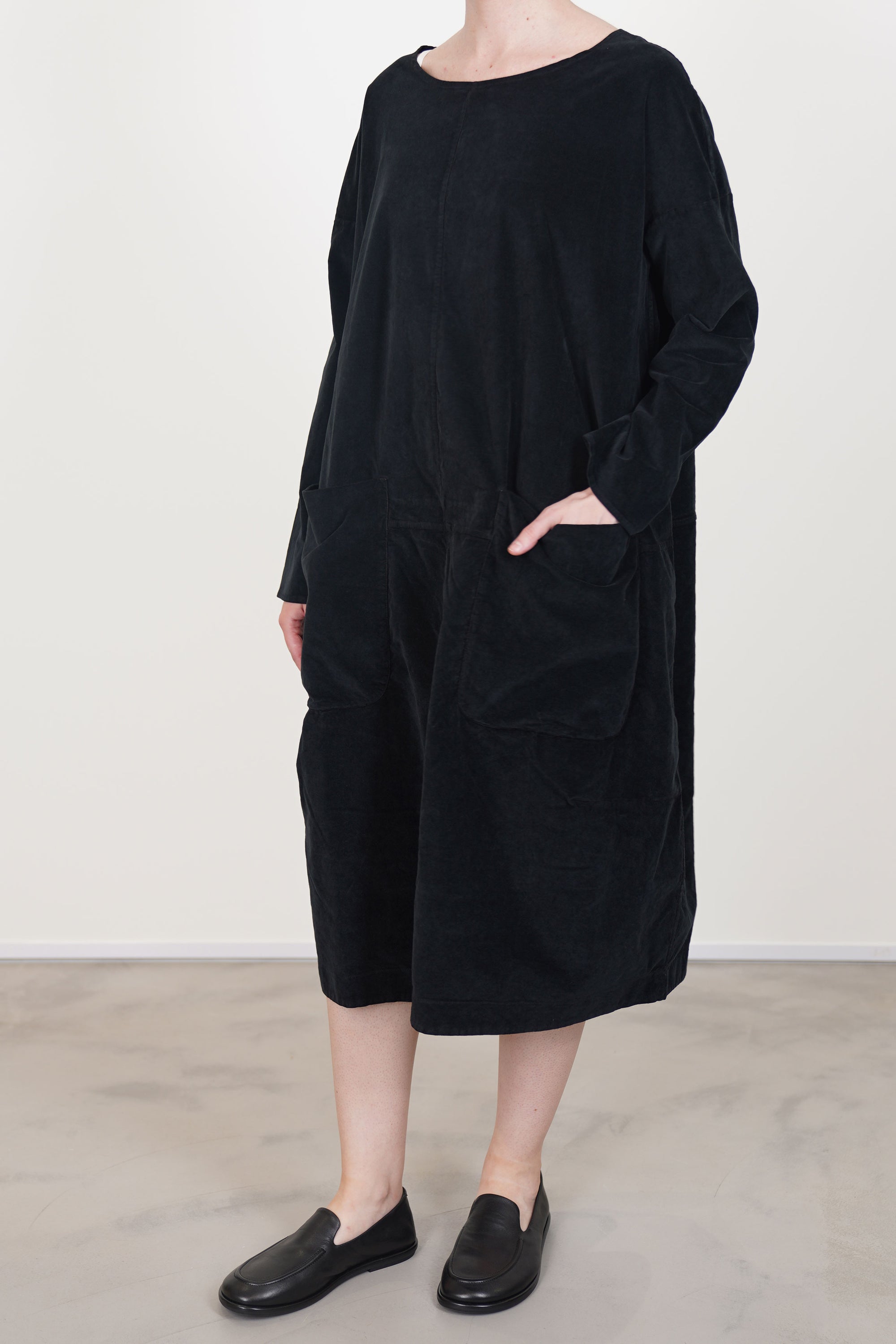 album di famiglia dress tasche velvet black big front patch pocket details, boat neckline and a loose fit.