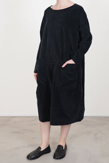 album di famiglia dress tasche velvet black big front patch pocket details, boat neckline and a loose fit.