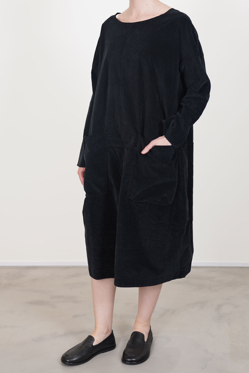 album di famiglia dress tasche velvet black big front patch pocket details, boat neckline and a loose fit.