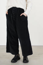 wide & short trousers v black