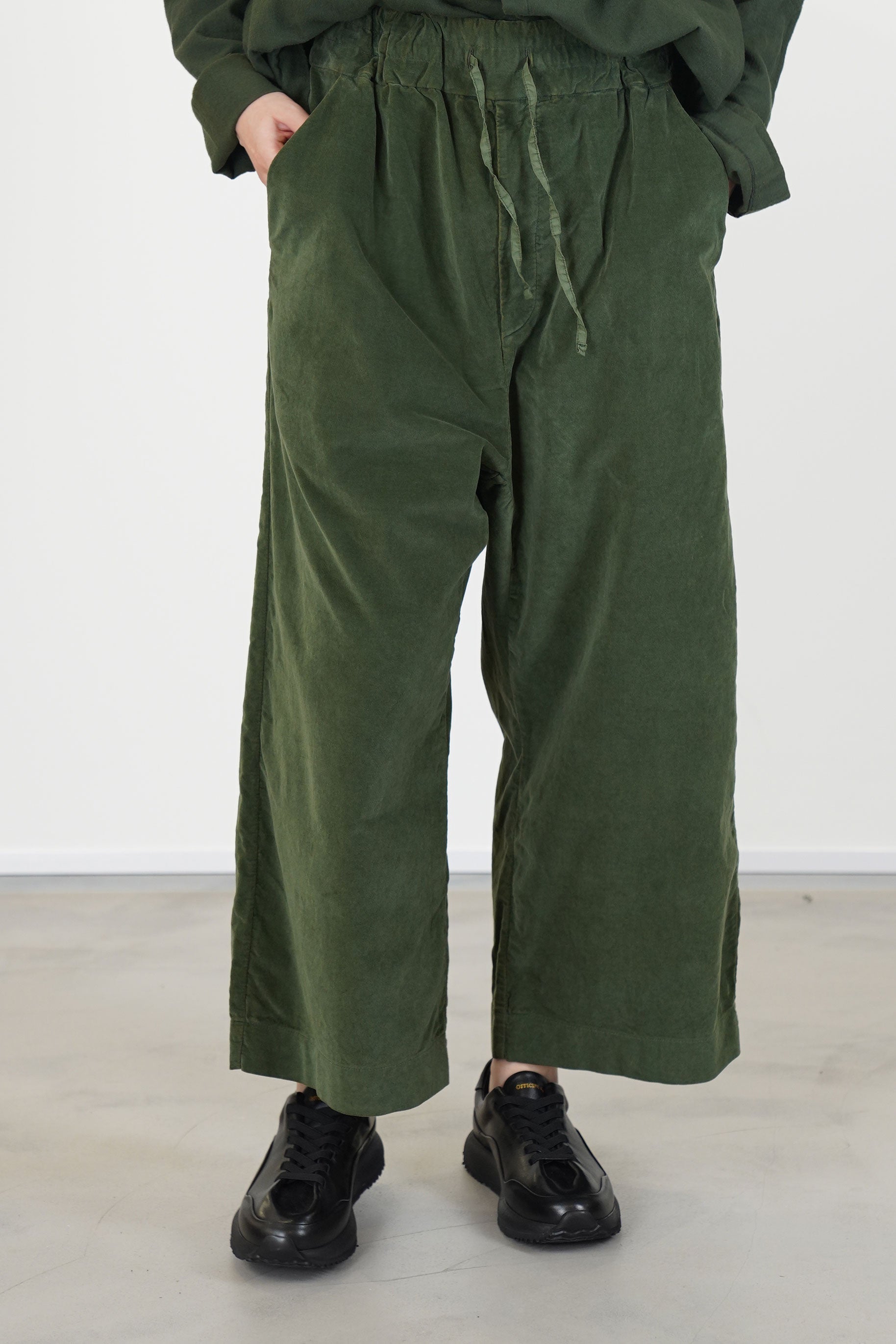 wide & short trousers v forest