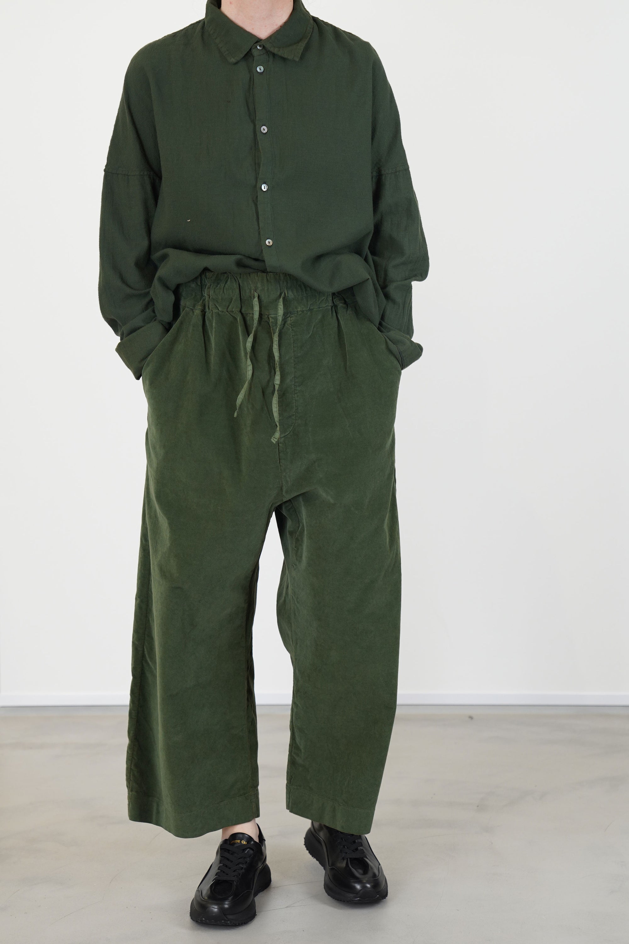 wide & short trousers v forest
