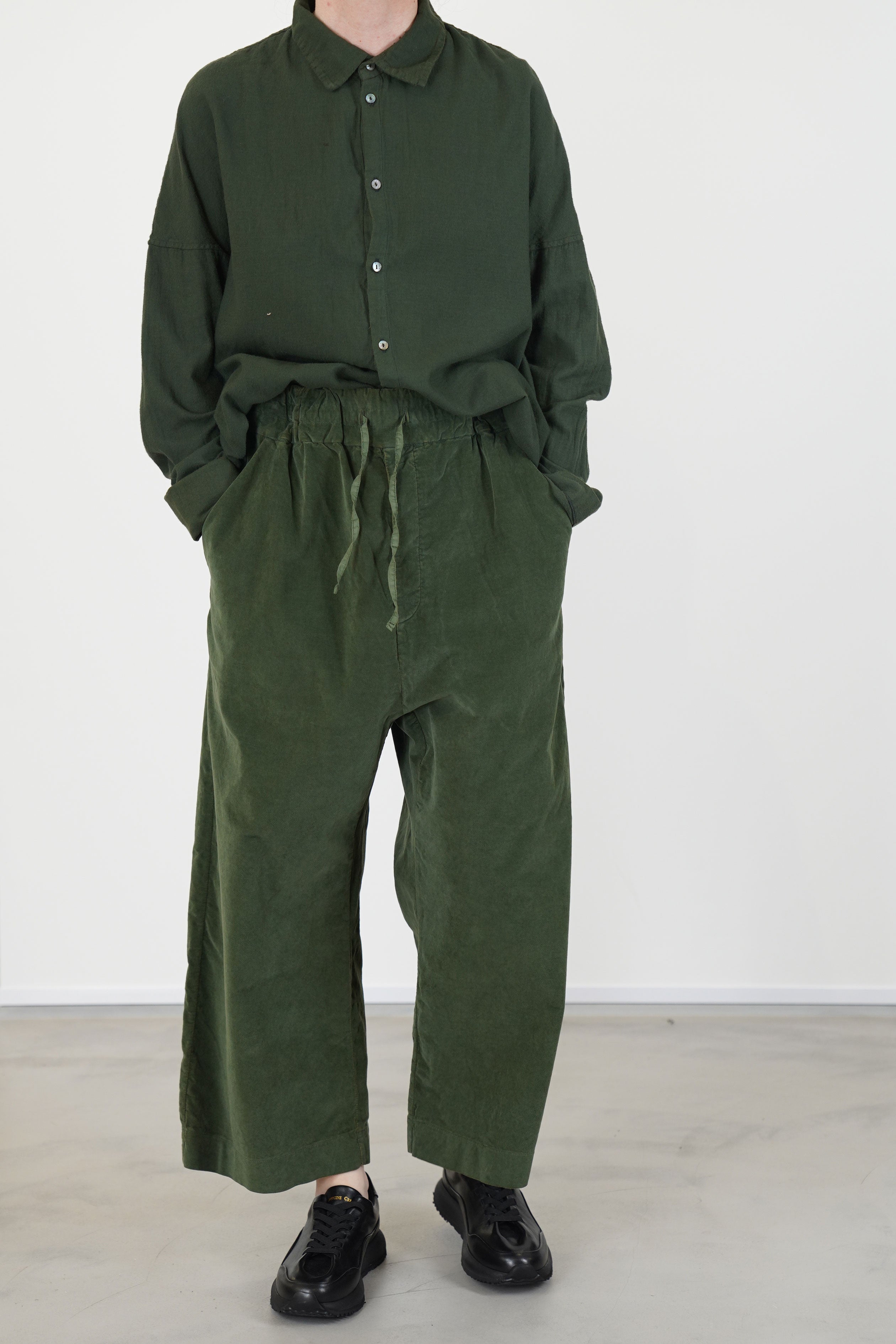 wide & short trousers v forest