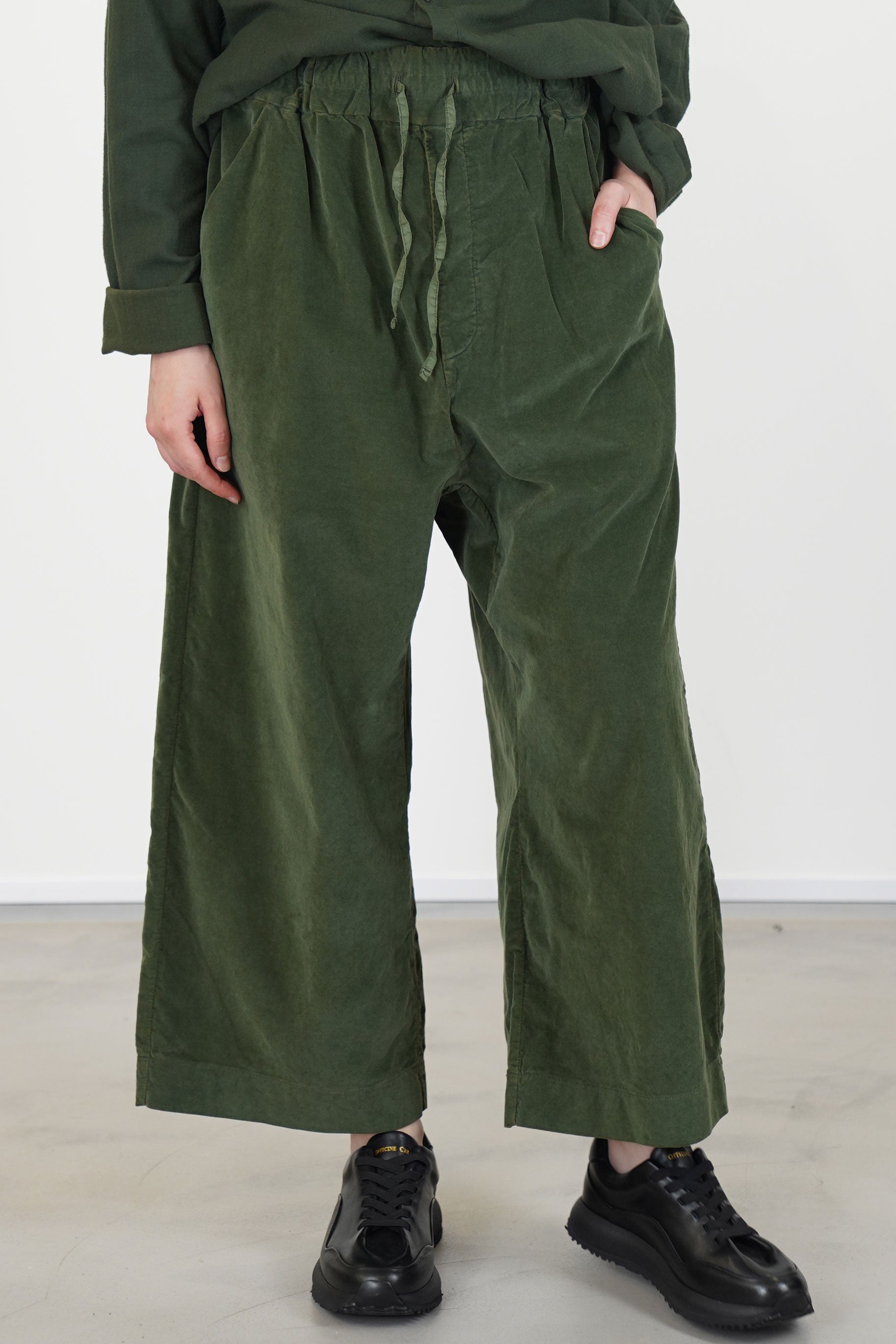 wide & short trousers v forest