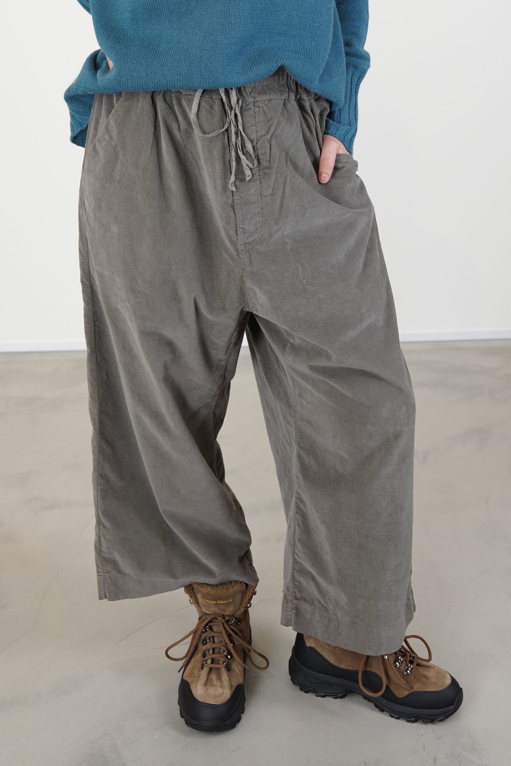 wide & short trousers v taupe