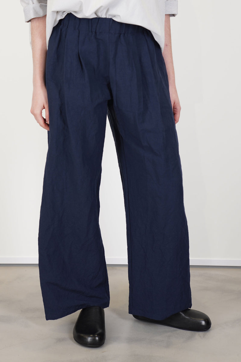 close up of apuntob (a.b) trousers linen abyss effortless and minimalist style