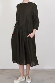 apuntob (a.b) wool dress in military green offers a refined silhouette with its midi length and slim fitted cut
