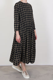 apuntob (a.b) dress woolen black check offers a refined silhouette with its midi length and slim fitted cut