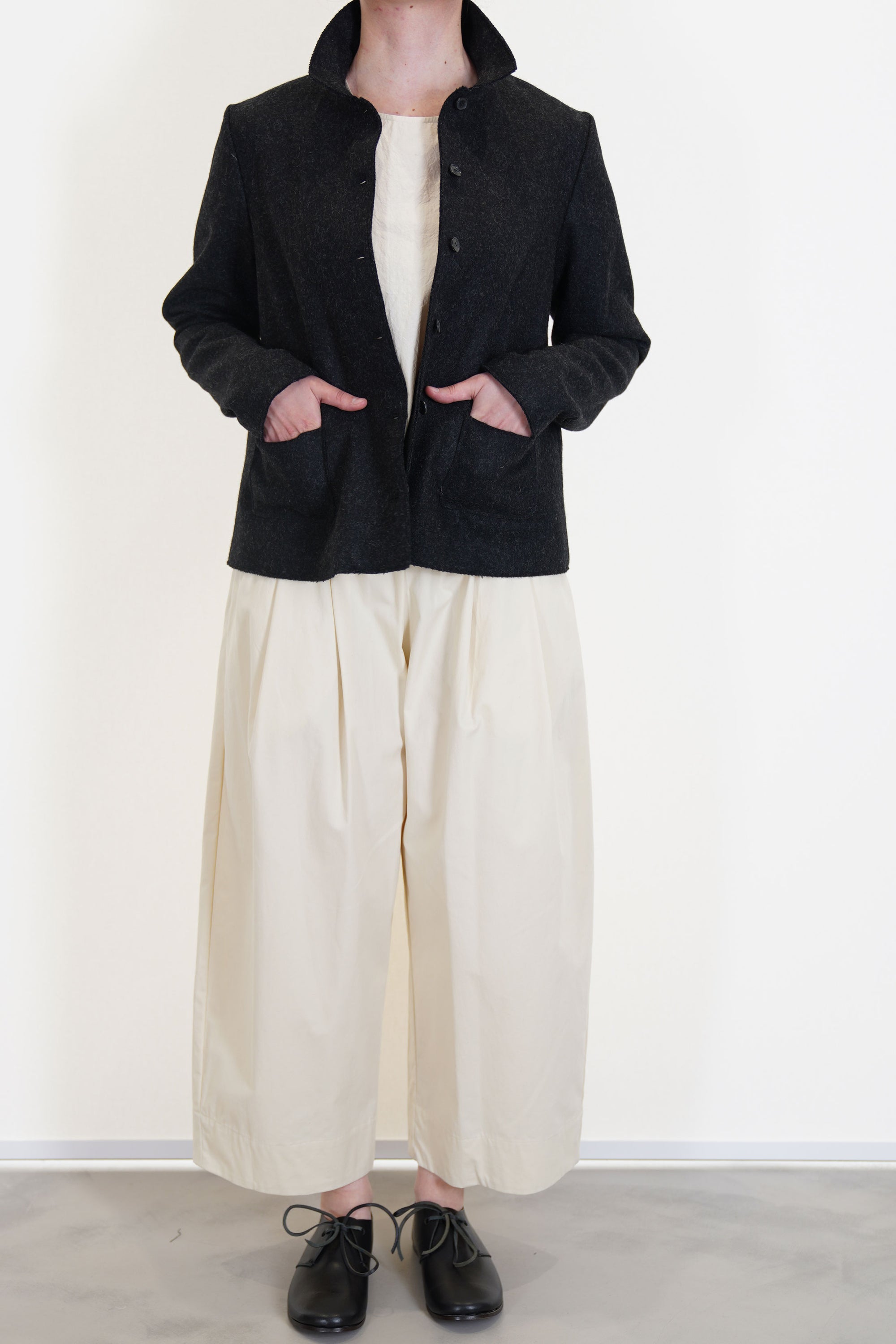 apuntob (a.b) jacket black cwotn with shirt natural and trousers natural