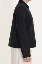 side view of apuntob (a.b) jacket black narrow fit on the shoulders and long sleeves