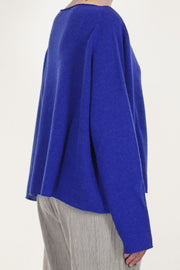 profile view of apuntob (a.b) wool silk knitwear electric blue features long, slim-fitting sleeves and a slightly cropped length