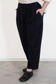 apuntob (a.b) trousers black crafted in a soft and warm linen-virgin wool blend material