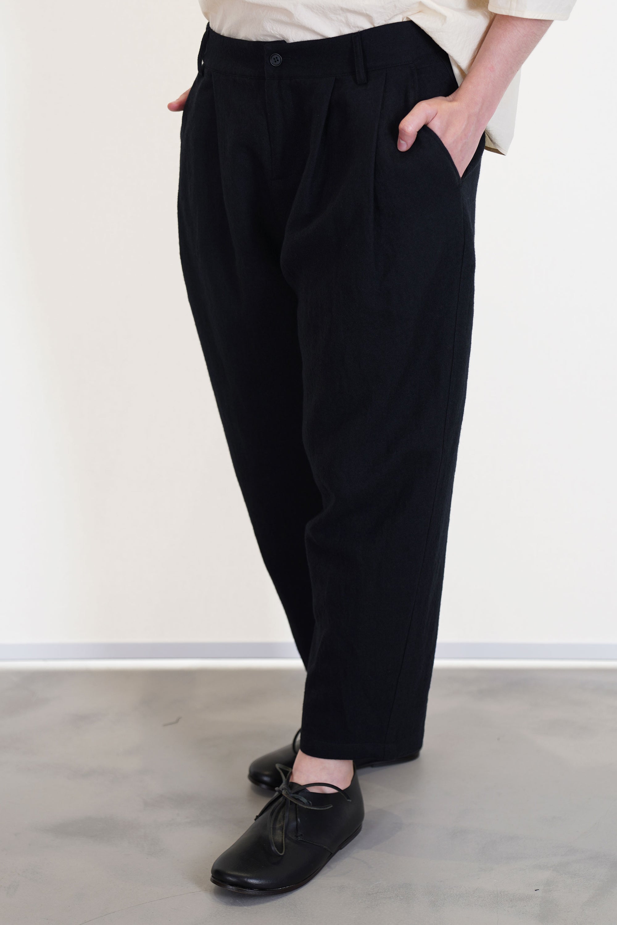 apuntob (a.b) trousers black crafted in a soft and warm linen-virgin wool blend material