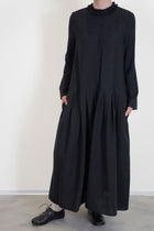 apuntob (a.b) woolen dress black crafted in a lighweight virgin wool blend.