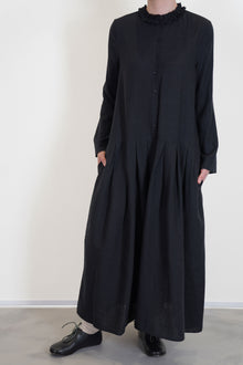 apuntob (a.b) woolen dress black crafted in a lighweight virgin wool blend.
