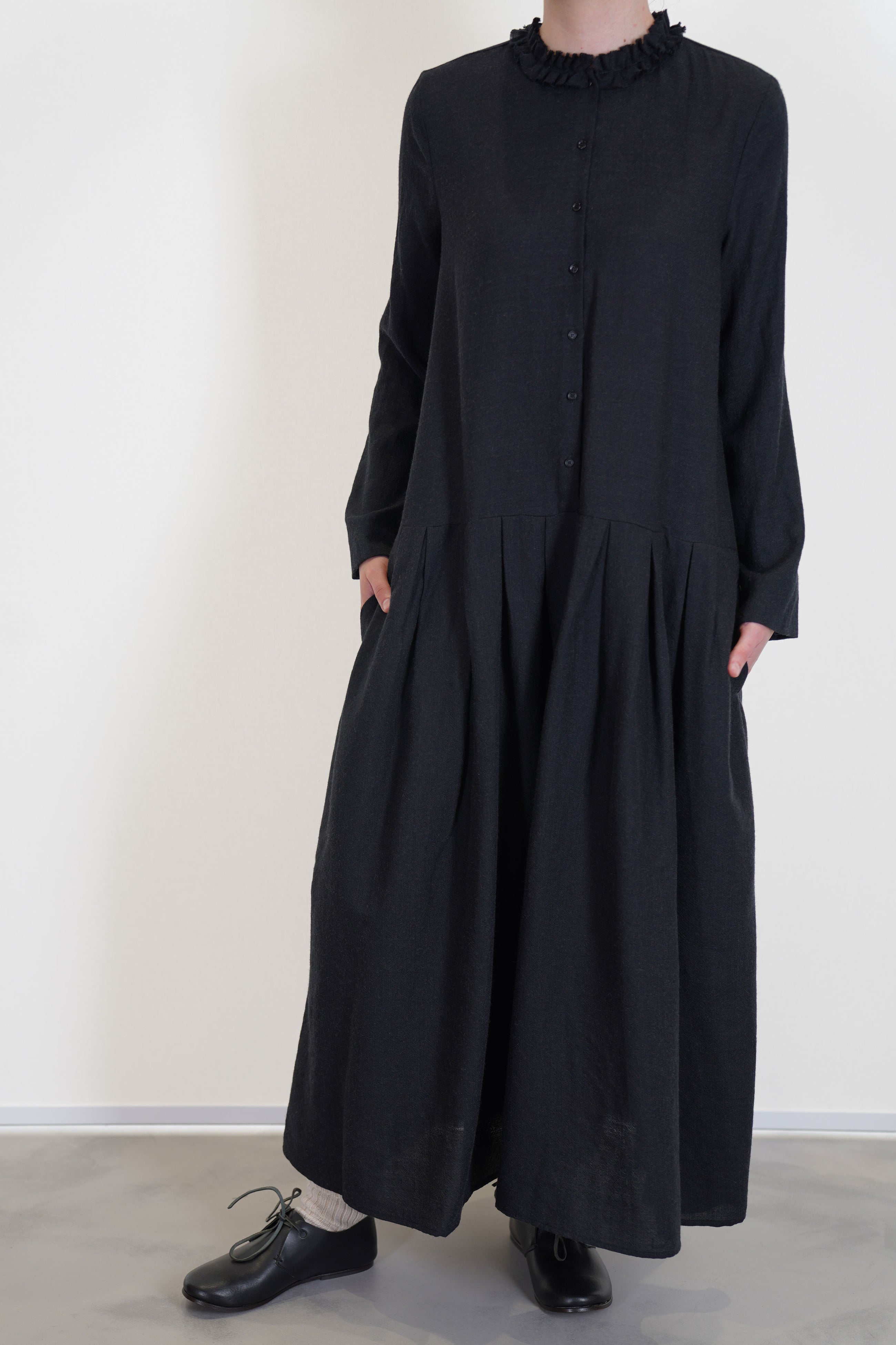 apuntob (a.b) woolen dress black crafted in a lighweight virgin wool blend.