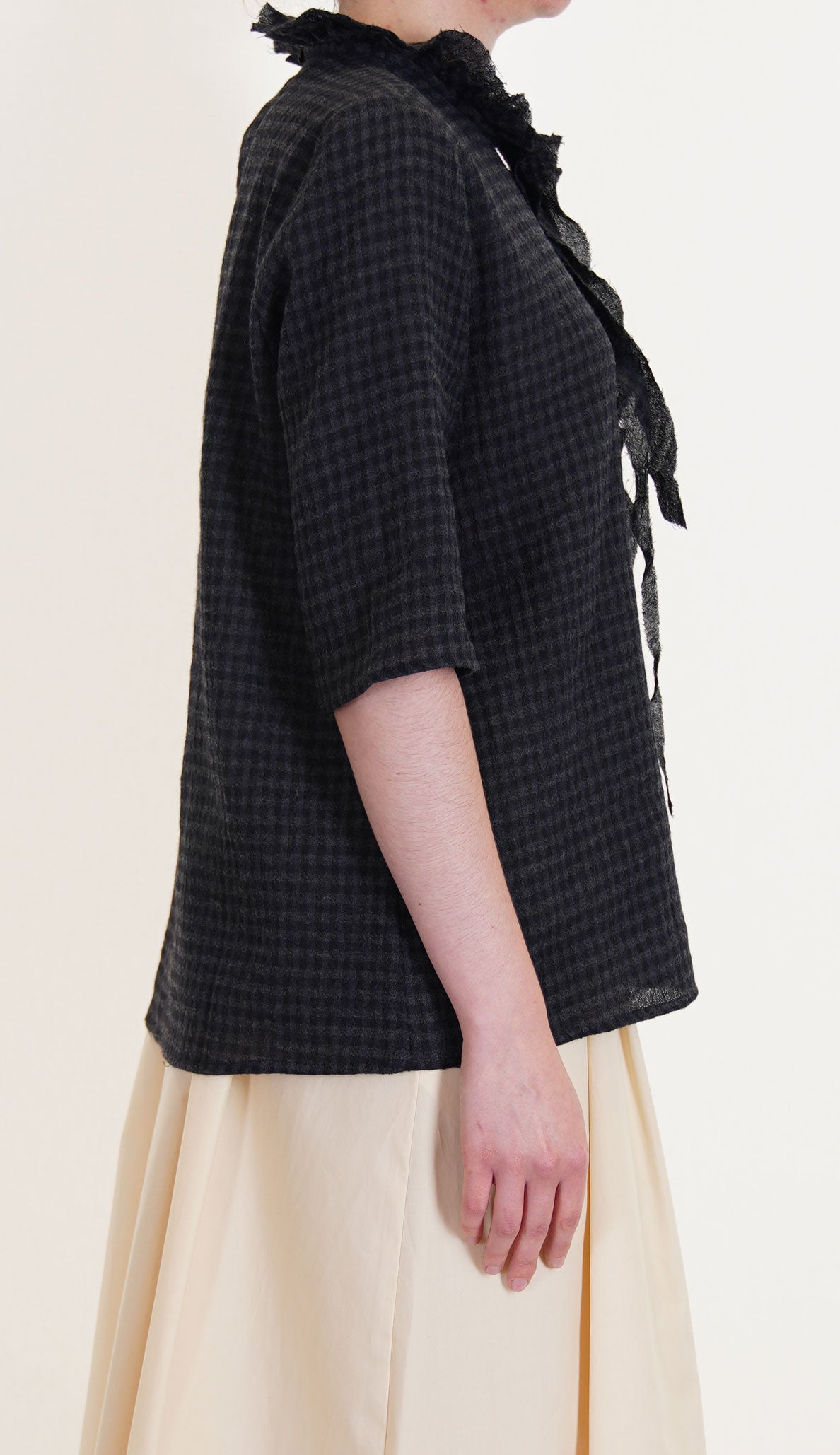 side view of apuntob (a.b) shirt anthracite black elbow length slim sleeves and a fitted cut on the shoulders.