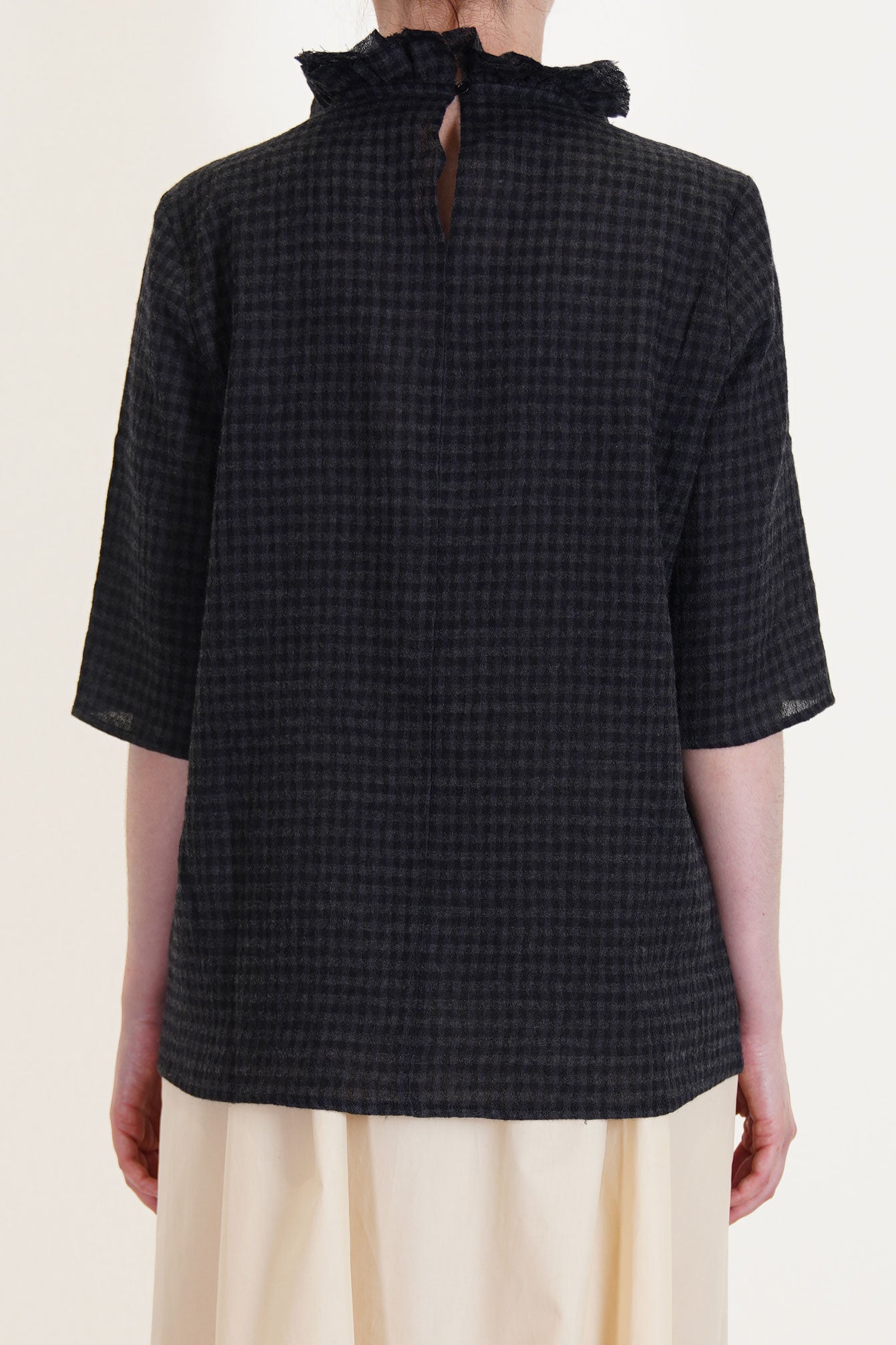 back view of apuntob (a.b) shirt anthracite black single button opening at the back, elbow length sleeves