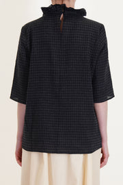 back view of apuntob (a.b) shirt anthracite black single button opening at the back, elbow length sleeves