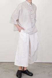 side view of  apuntob (a.b) wide trousers meringue cropped length and understated elegance