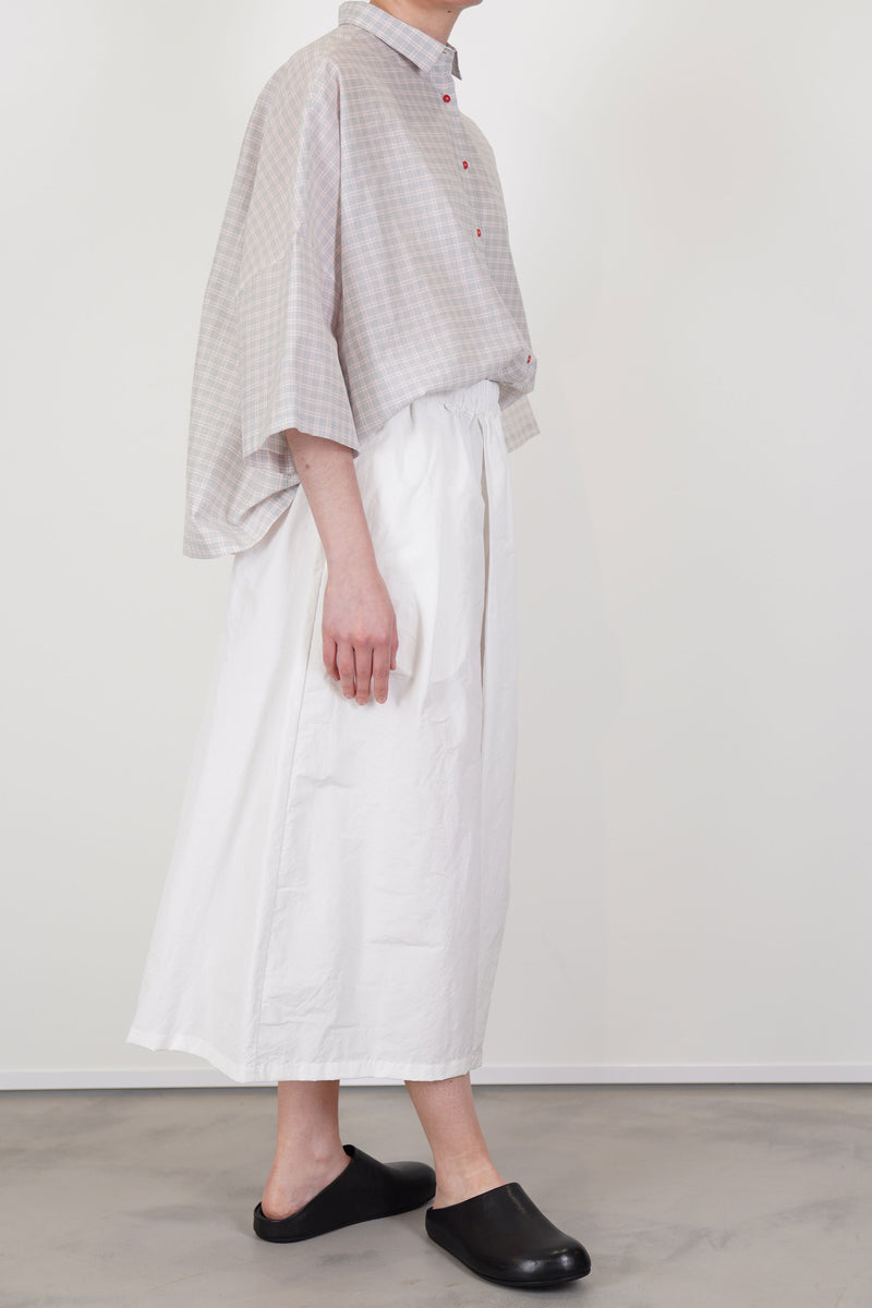 profile view of  apuntob (a.b) wide trousers meringue minimalist silhouette