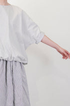 detail view of apuntob (a.b) shirt fine stripes meringue wide silhouette and double-layered material