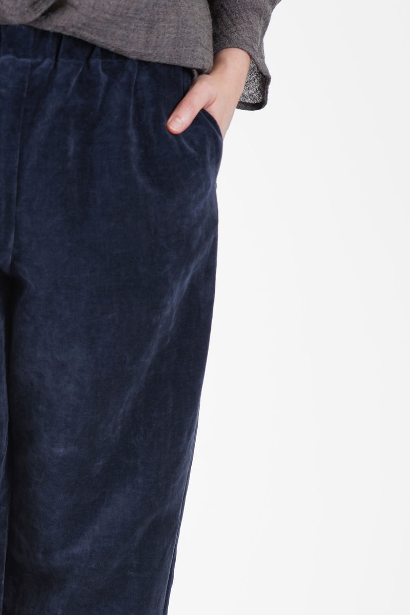 detail view of apuntob (a.b) velvet trousers blue combine the softness of cotton and linen with a rich velvet texture
