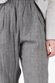 detail view of apuntob (a.b) woolen trousers ecru stone elasticated waistband and gathered fabric alongside the waistband