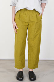 front view of apuntob (a.b) trousers oil  cropped length and practical side pocket details