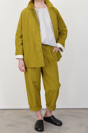 apuntob (a.b) trousers oil combined with a jacket for an everyday effortless style