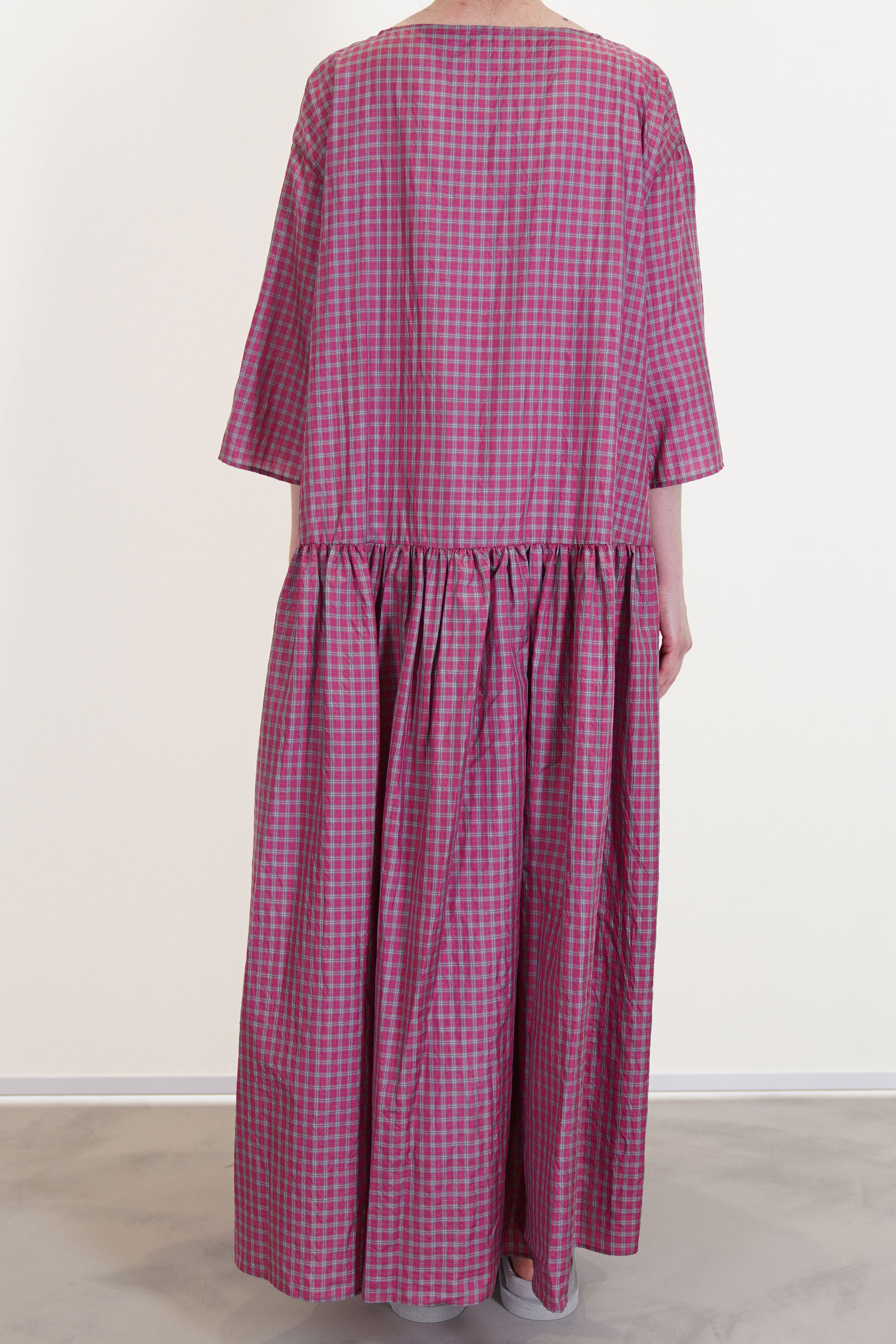 back view of apuntob (a.b) dress raspberry wide and loose cut, luxurious lightweight silk material