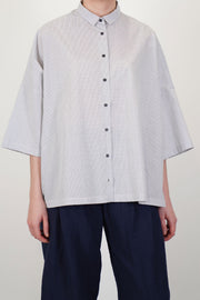 front view of apuntob (a.b) shirt check meringue boxy cut and elbow length sleeves