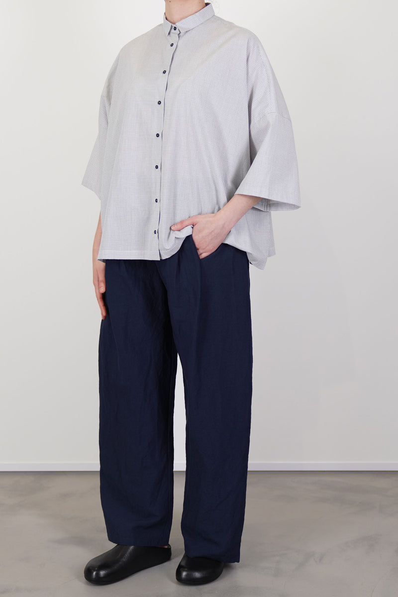 model wearing apuntob (a.b) shirt check meringue soft and lightweight drape