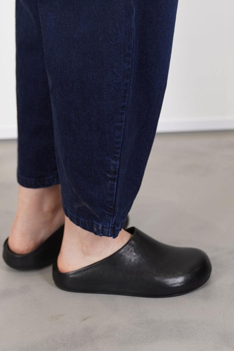 close up of smooth cuff finish of apuntob (a.b) trousers denim indigo