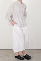 model wearing apuntob (a.b) shirt check cotton silk tomato for an everyday styled and minimalist silhouette