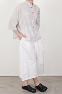 model wearing apuntob (a.b) shirt check cotton silk tomato for an everyday styled and minimalist silhouette