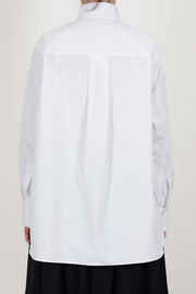 back view of ascairi shirt timothy white long sleeves and a drop shoulder silhouette, and big back pleat detail.