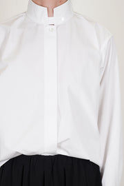 detail view of ascairi shirt timothy white  high neckline lends a sophisticated touch, while the concealed front buttons maintain a clean, minimalist aesthetic