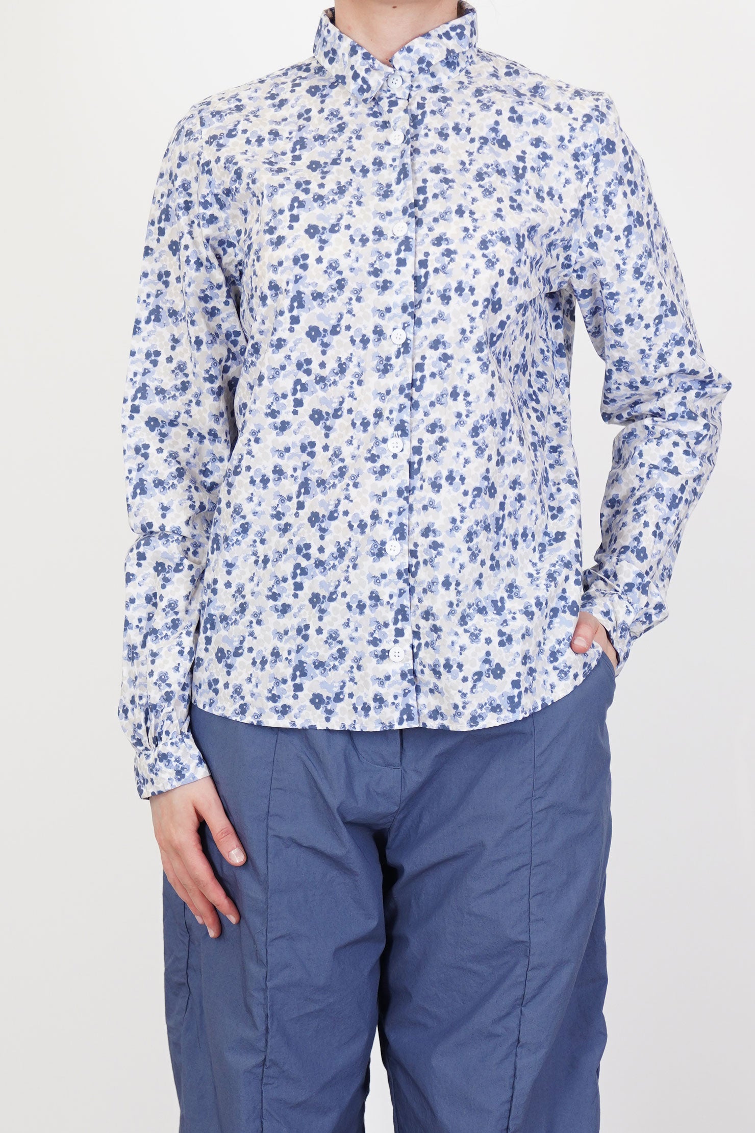 model wearing bergfabel tyrol shirt disty print