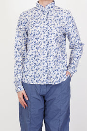 model wearing bergfabel tyrol shirt disty print