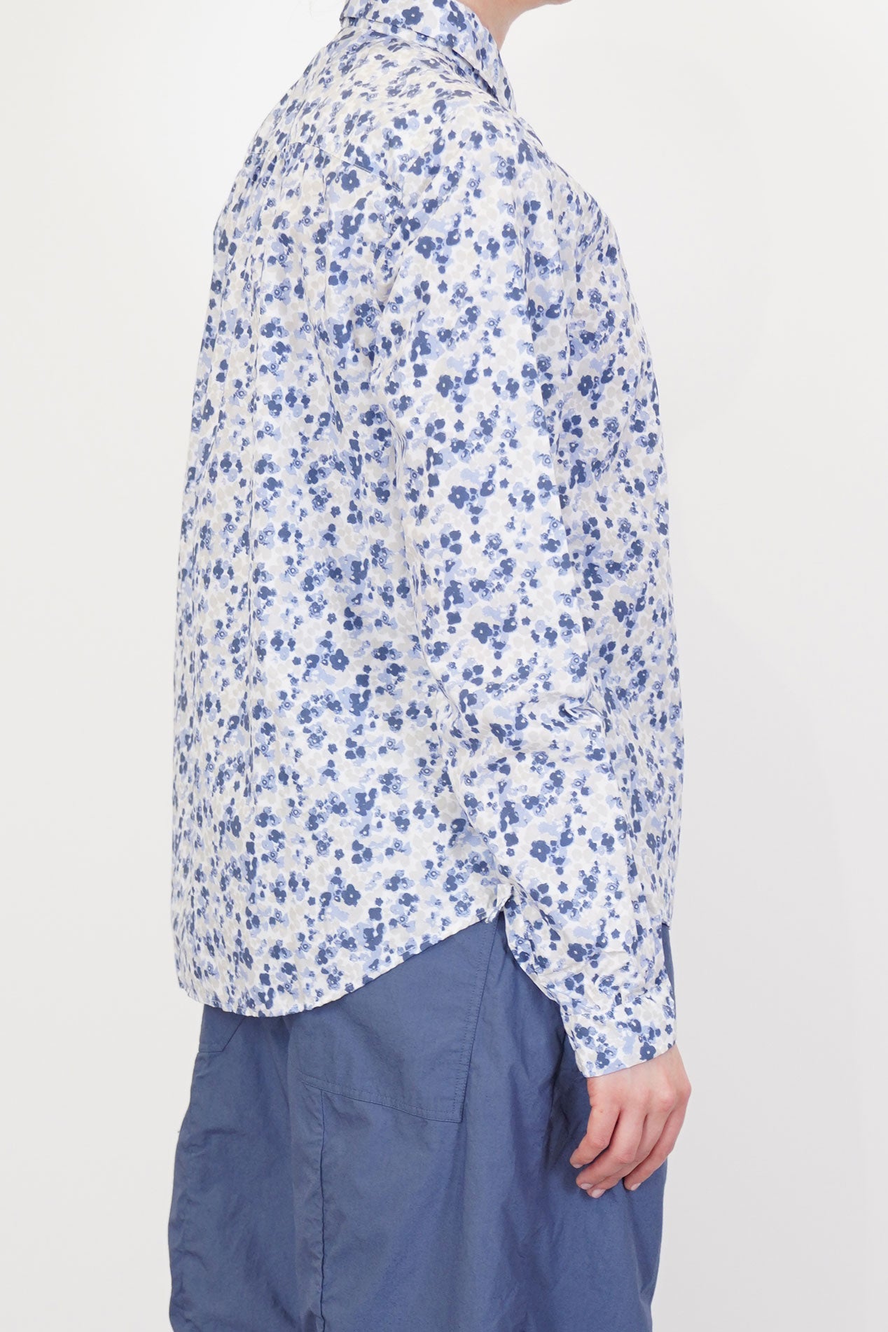 profile view of bergfabel tyrol shirt disty print long sleeves and curved hemline