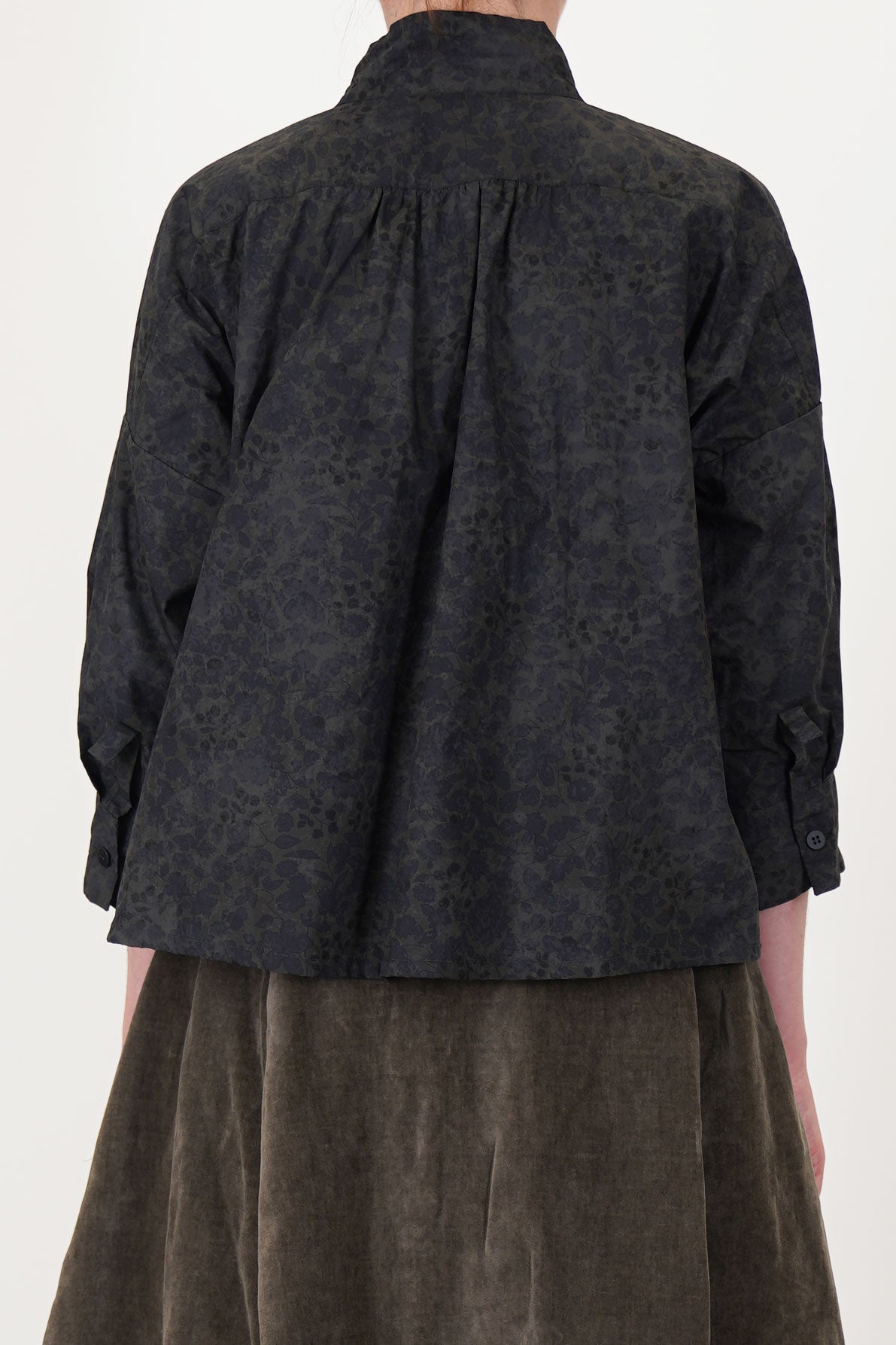 back view of bergfabel claudia shirt dark flowers gathered details for a subtle volume
