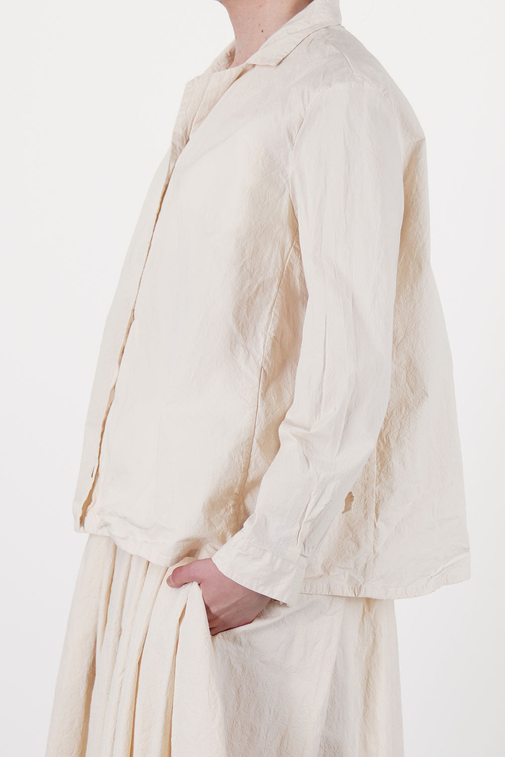 side view of bergfabel jenny shirt off-white relaxed, loose silhouette 