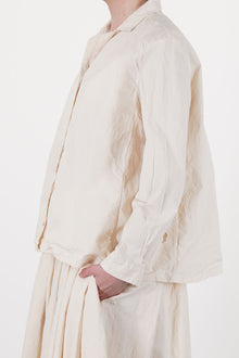 side view of bergfabel jenny shirt off-white relaxed, loose silhouette 