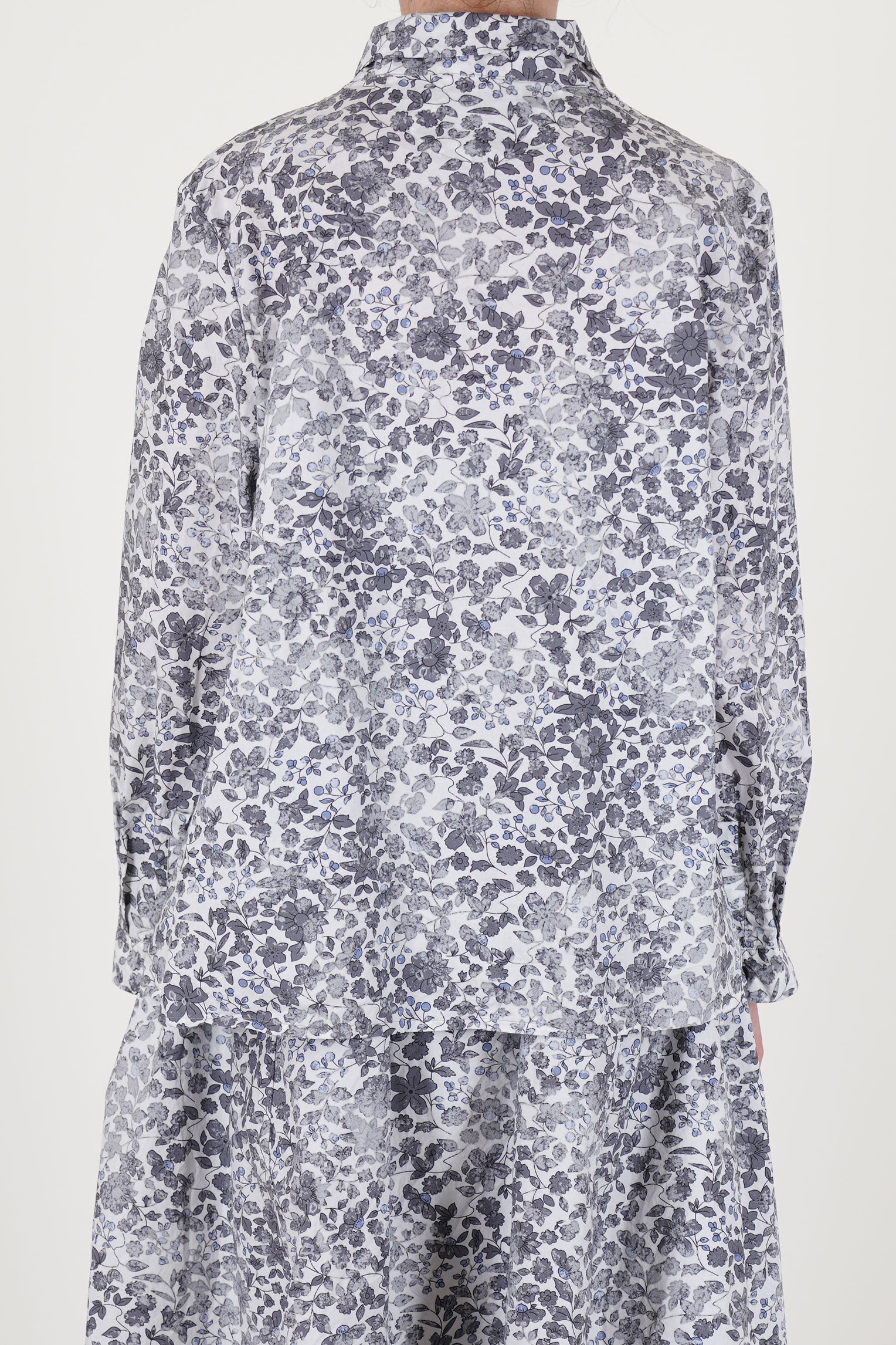 back view of bergfabel jenny shirt bright flowers straight back hemline and a-line cut